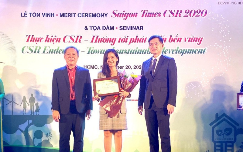 Đại diện Tập đoàn Novaland tại lễ tôn vinh các doanh nghiệp có đóng góp tích cực vào sự phát triển bền vững của cộng đồng. Tiền Giang tổ chức kỷ niệm 80 năm Ngày Nam Kỳ khởi nghĩa -0