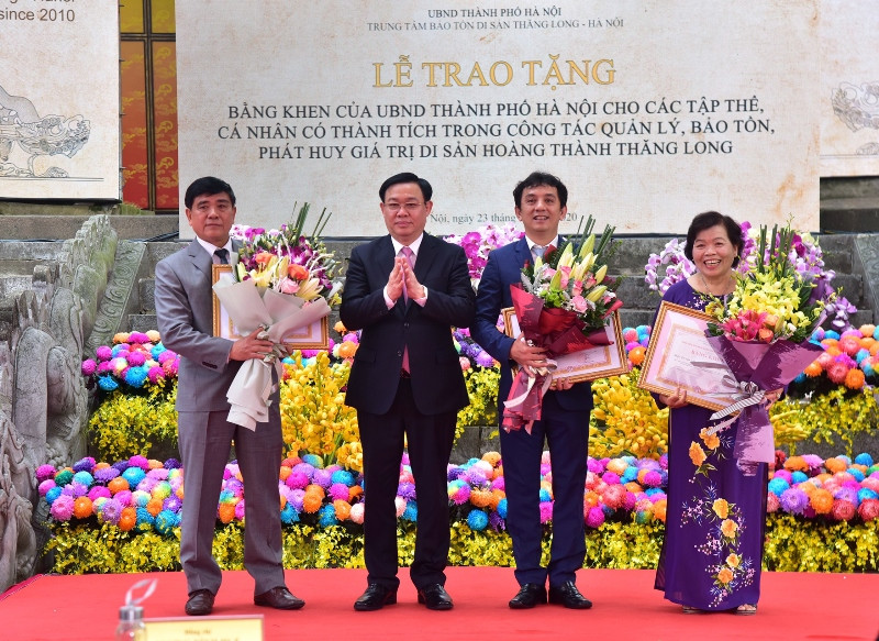Đồng chí Vương Đình Huệ, Ủy viên Bộ Chính trị, Bí thư Thành ủy trao bằng khen của UBND TP Hà Nội cho các cá nhân, tập thể có thành tích trong công tác quản lý, bảo tồn, phát huy giá trị Di sản Hoàng thành Thăng Long. Kỷ niệm 10 năm Hoàng thành Thăng Long được công nhận là Di sản văn hóa thế giới -0