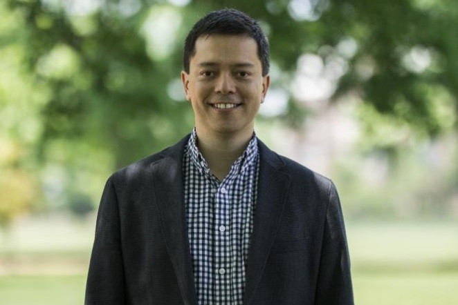 Trợ lý giáo sư hóa học, Tiến sĩ Julio D'Arcy. Ảnh: Đại học Washington. Biến gạch đỏ xây nhà thành nơi lưu trữ điện giống như pin -0