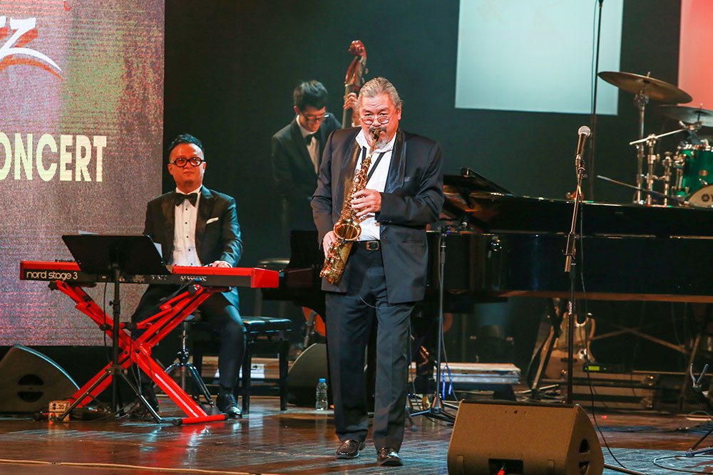 Nghệ sĩ Quyền Văn Minh trong đêm diễn. Tuấn Nam thăng hoa trong đêm nhạc jazz tại Hà Nội -0