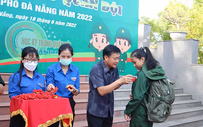 Tặng hoa cho các “chiến sĩ nhí”.