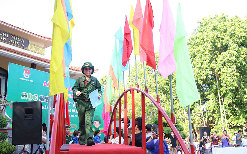 Học viên bước qua cầu Vinh quang, chính thức “nhập ngũ”. 140 “chiến sĩ nhí” tham gia Học kỳ quân đội -0