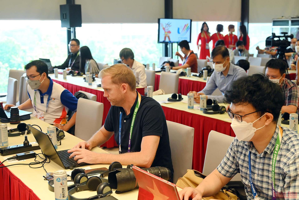 Phóng viên các cơ quan báo chí, thông tấn trong và ngoài nước tác nghiệp tại Trung tâm báo chí. (Ảnh: Duy Linh) Ra mắt Trung tâm Báo chí, Truyền hình quốc tế phục vụ SEA Game 31 -0