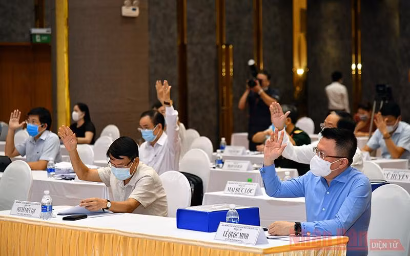 Các thành viên Hội đồng chung khảo Giải báo chí quốc gia lần thứ XV biểu quyết thông qua thể lệ chấm giải. Ảnh: Duy Linh