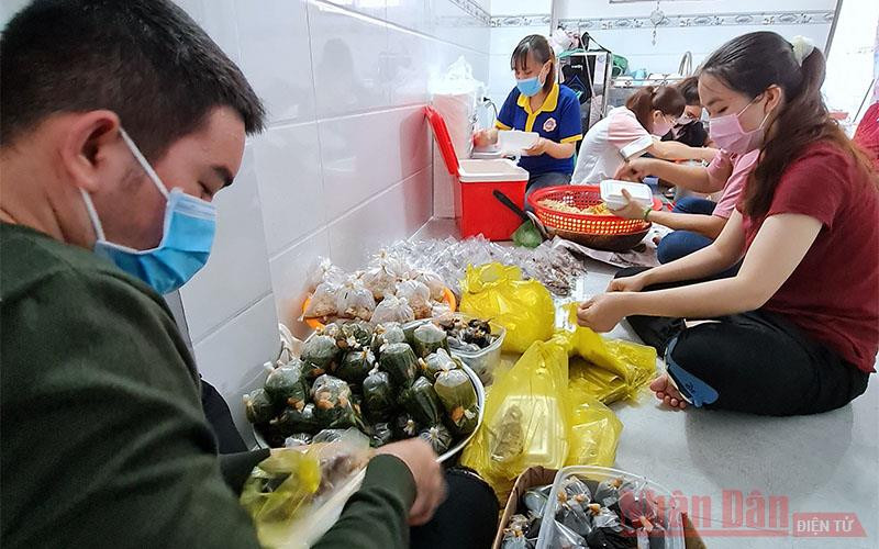Lực lượng tình nguyện “Bếp ăn 0 đồng” đóng hộp đồ ăn miễn phí trước khi chuyển đến người dân. Cà Mau lan toả yêu thương mùa “đại dịch”… -0