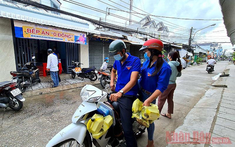 Lực lượng tình nguyện chia nhau vận chuyển các phần cơm “0 đồng” đến dân nghèo địa phương. Cà Mau lan toả yêu thương mùa “đại dịch”… -0