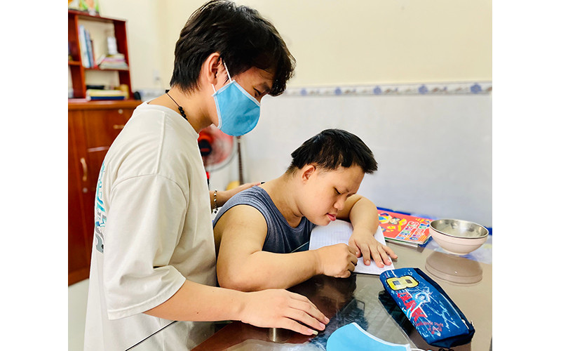"Chỉ mong nơi xa, ba mẹ tiếp thêm sức mạnh cho hai anh em", B. tâm sự. Chuyện của những đóa cúc vàng -0