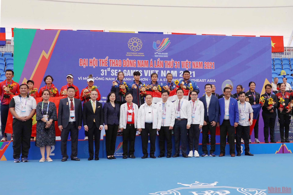 Đại tướng Prawit Wongsuwon, Phó Thủ tướng Thái Lan, Chủ tịch Ủy ban Olympic Thái Lan và các lãnh đạo tỉnh Bắc Ninh trao Huy chương cho các đội. (Ảnh: Thái Sơn) Đồng đội nữ quần vợt Việt Nam đoạt Huy chương Bạc -0
