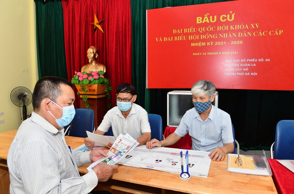 Danh sách chính thức những người ứng cử được Tổ bầu cử khu vực bỏ phiếu số 04 phường Xuân La (Tây Hồ) chuẩn bị để chuyển đến toàn bộ các hộ gia đình. Hà Nội sẵn sàng trước ngày hội lớn -0