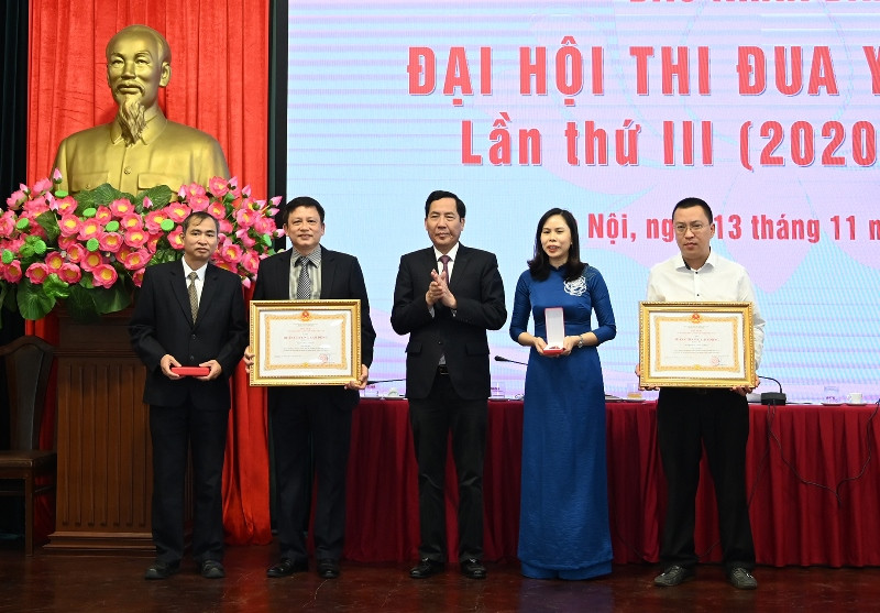 Tổng Biên tập Báo Nhân Dân Thuận Hữu thừa ủy quyền của Chủ tịch nước trao Huân chương Lao động hạng ba cho tập thể Ban Kinh tế - Công nghiệp và Vụ Tổ chức - Cán bộ. Đại hội Thi đua yêu nước Báo Nhân Dân lần thứ 3 -0