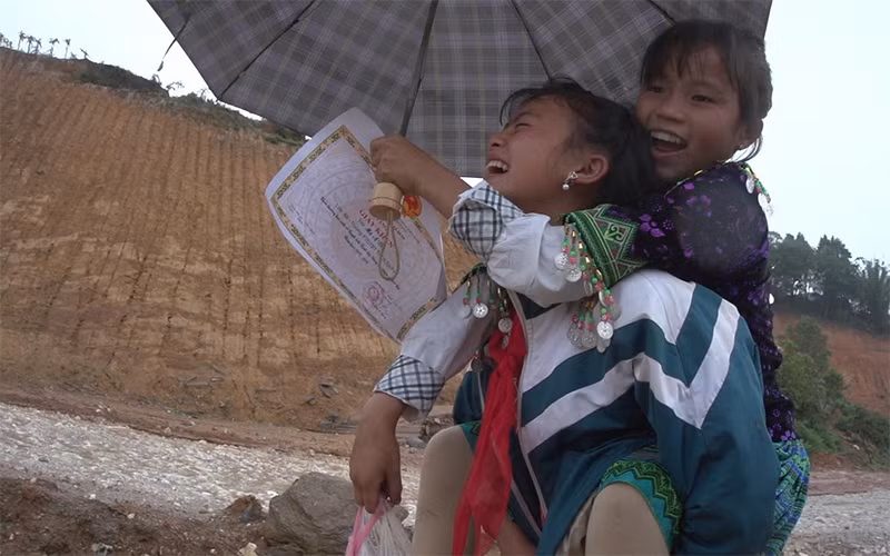 Cảnh trong phim tài liệu “Những đứa trẻ trong sương” của đạo diễn Hà Lệ Diễm. (Ảnh chụp màn hình)