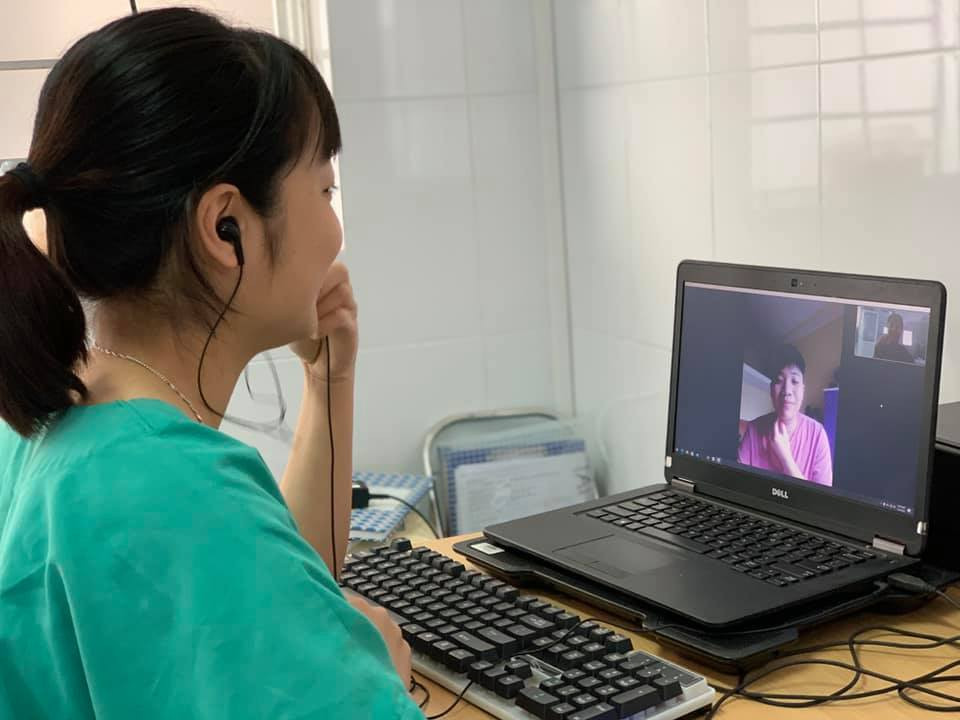 Sau ca trực, BS Ngân nhận được sự động viên, khích lệ lớn từ chồng sắp cưới. Gác niềm riêng, cùng xông pha ở tuyến đầu -0