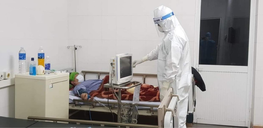 BS Ngân điều trị cho bệnh nhân Covid-19. Gác niềm riêng, cùng xông pha ở tuyến đầu -0