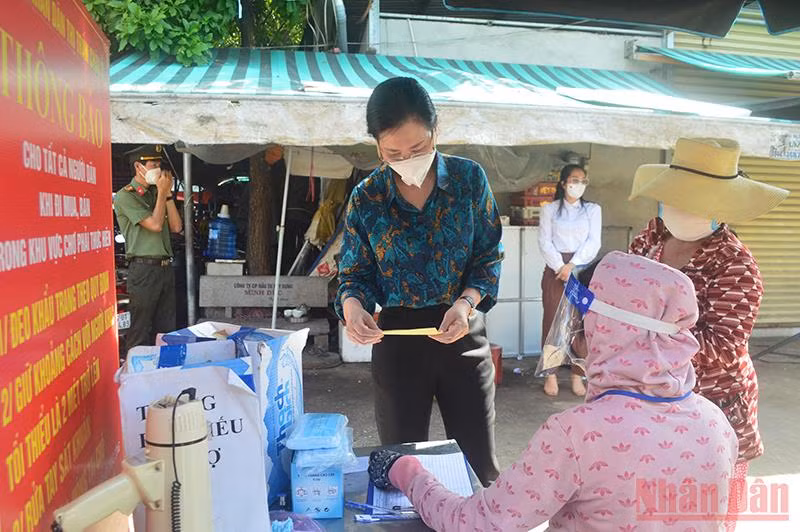 Đồng chí Bùi Thị Quỳnh Vân, Ủy viên Trung ương Đảng, Bí thư Tỉnh ủy, Chủ tịch HĐND tỉnh Quảng Ngãi khảo sát việc thực hiện phân chia tần suất đi chợ tại chợ Châu Ổ, huyện Bình Sơn.