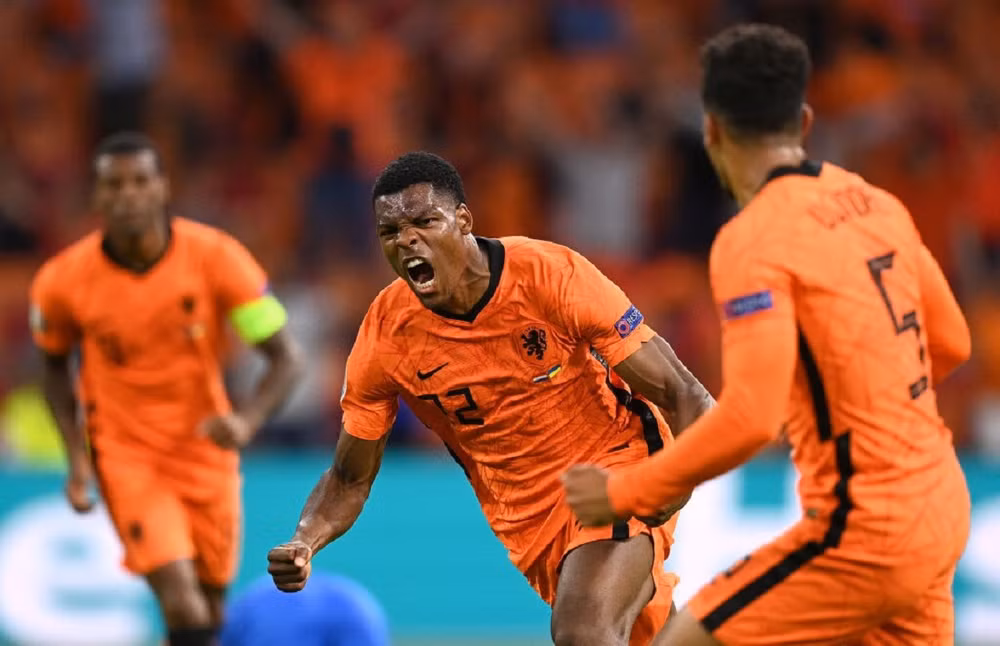Những khoảnh khắc ấn tượng trên sân cỏ Euro 2020 -0