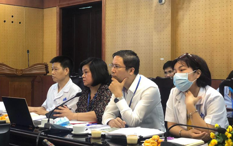 Lãnh đạo Bệnh viện Da liễu Trung ương cung cấp thông tin cho báo chí.