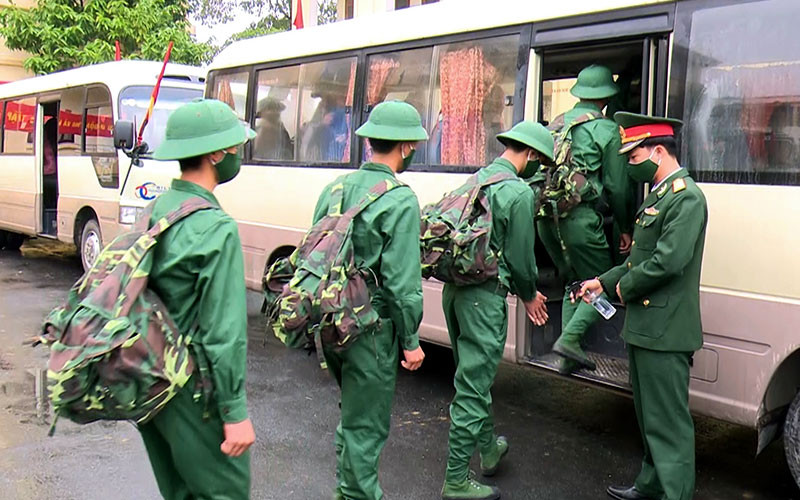 Các tân binh sát khuẩn phòng, chống dịch Covid–19 trước khi lên xe về đơn vị. Tuyên Quang: 1.166 tân binh lên đường nhập ngũ năm 2021 (đề nghị ghép) -0