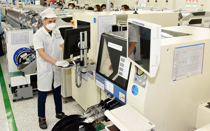 Sản xuất linh kiện điện tử tại Công ty TNHH Samsung Electronics Việt Nam Thái Nguyên, tỉnh Thái Nguyên. Ảnh: HOÀNG NGỌC Sát cánh cùng doanh nghiệp vượt qua khó khăn do dịch bệnh -0