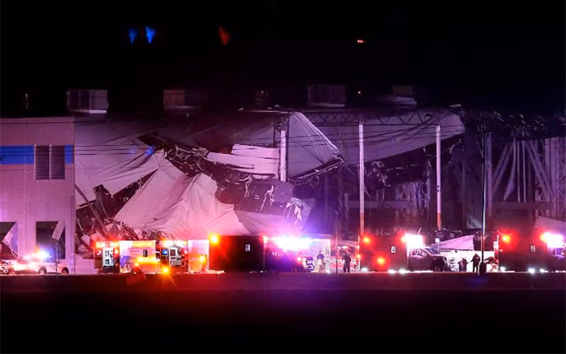 Bão làm sập 1 phần trung tâm phân phối của Amazon tại bang Illinois. (Ảnh: AP)