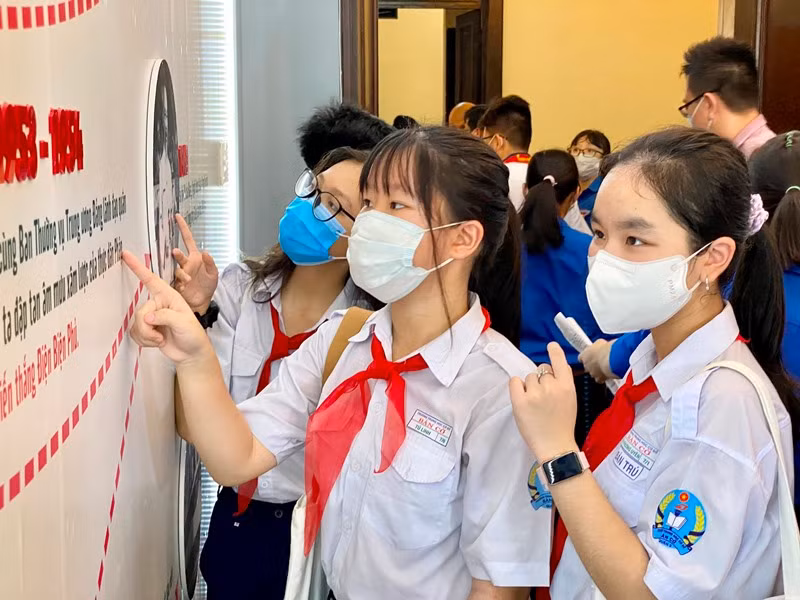 Các bạn đội viên tham quan Không gian thân thế và sự nghiệp cách mạng của Chủ tịch Hồ Chí Minh.