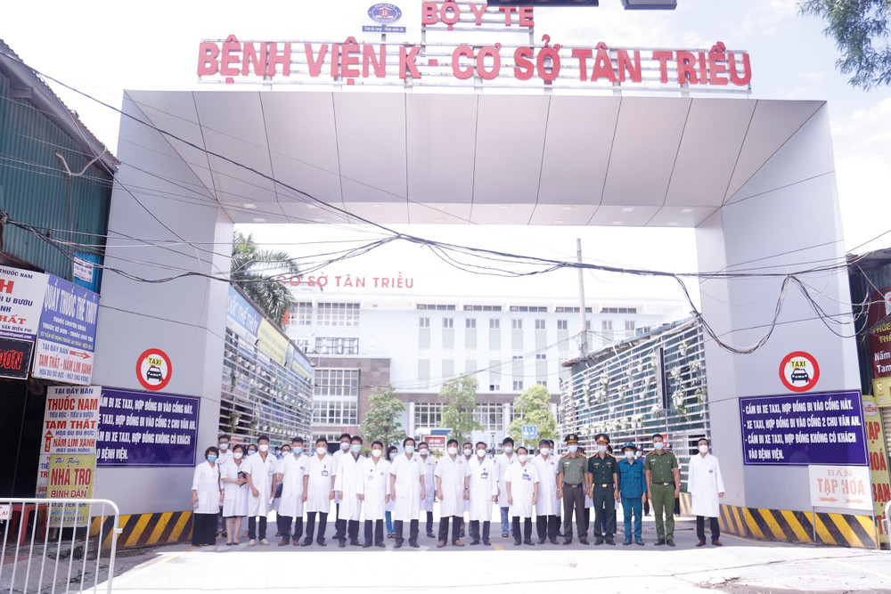 Lãnh đạo, chuyên viên Cục Quản lý Khám, chữa bệnh cùng lãnh đạo Bệnh viện K và lực lượng công an tại cổng chính Bệnh viện K sau khi gỡ cách ly. Bệnh viện K kết thúc cách ly y tế -0