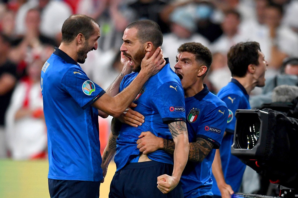 Ở tuổi 34 lẻ 71 ngày, Bonucci trở thành cầu thủ nhiều tuổi nhất ghi bàn trong một trận chung kết EURO. Kỷ lục cũ thuộc về tuyển thủ Tây Đức Bernd Hölzenbein, ghi bàn ở tuổi 30 tại chung kết năm 1976. (Ảnh: UEFA) Cận cảnh Italia đăng quang ngôi vương EURO 2020 -0