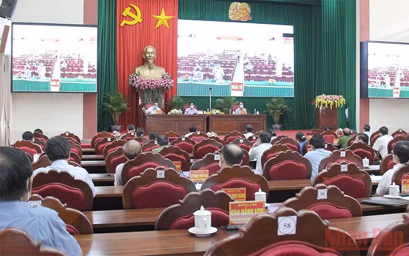 Họp trực tuyến kết nối điểm cầu chính từ Tỉnh uỷ Vĩnh Long đến các xã trong tỉnh. (Ảnh: Bá Dũng).