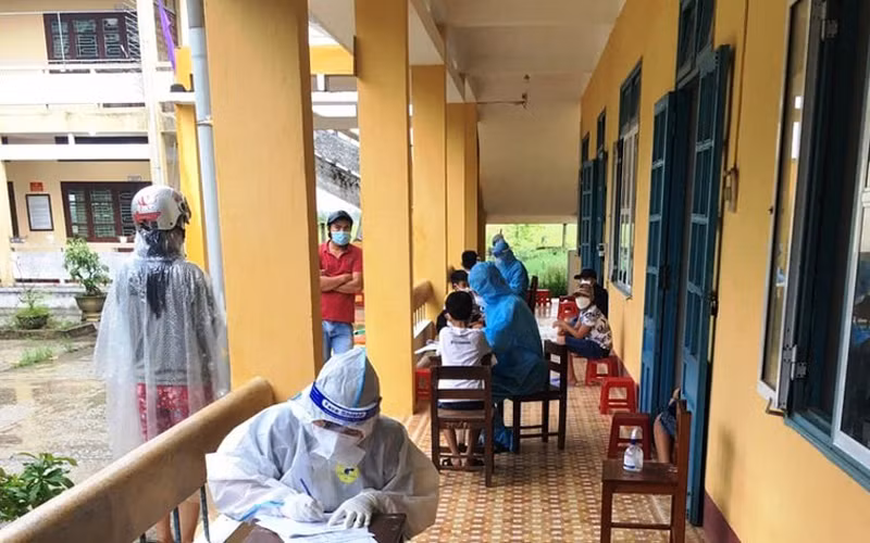 Lấy mẫu xét nghiệm tại phường Hương Chữ, thị xã Hương Trà.