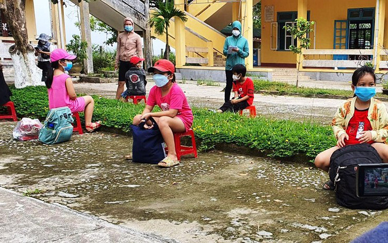 Học sinh lớp 3/1 Trường tiểu học số 1 Hương Chữ đến trường để test Covid-19. Thừa Thiên Huế cách ly 81 thầy và trò sau khi ghi nhận hai học sinh nhiễm Covid-19 -0