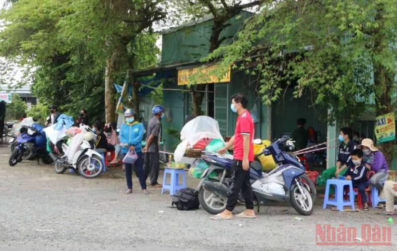 Người dân An Giang, Kiên Giang, Sóc Trăng, Hậu Giang, Đồng Tháp di chuyển về quê đến chốt kiểm soát giữa huyện Tân Thạnh và Thạnh Hóa bị kẹt tại chốt do các giấy tờ không đúng theo quy định về phòng, chống dịch. “Ùn ứ” người về quê tại khu vực giáp ranh giữa Long An và Đồng Tháp -0