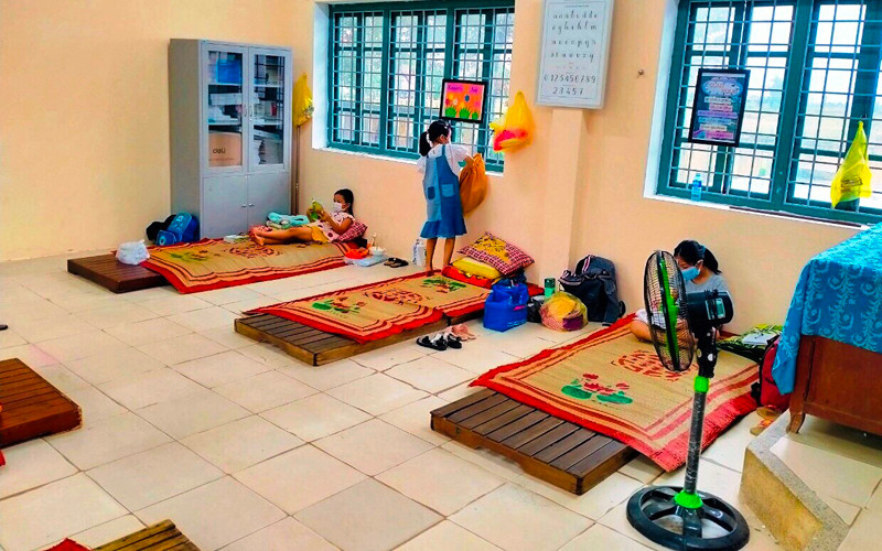 Học sinh lớp 3/1 Trường tiểu học số 1 Hương Chữ được cách ly tập trung tại trường. Thừa Thiên Huế cách ly 81 thầy và trò sau khi ghi nhận hai học sinh nhiễm Covid-19 -0