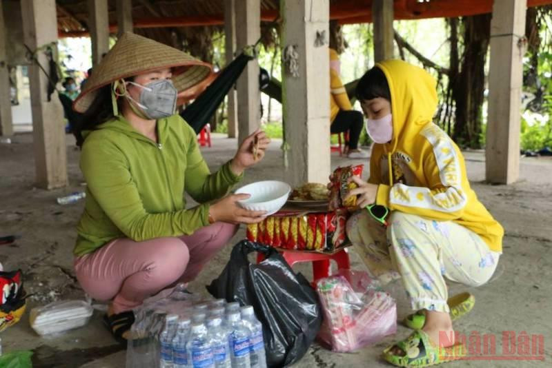 Địa phương chăm lo thức ăn, nước uống cho người dân đang kẹt tại chốt kiểm soát giữa huyện Tân Thạnh và Thạnh Hóa (Long An). Anh_4-1632403442244.jpeg