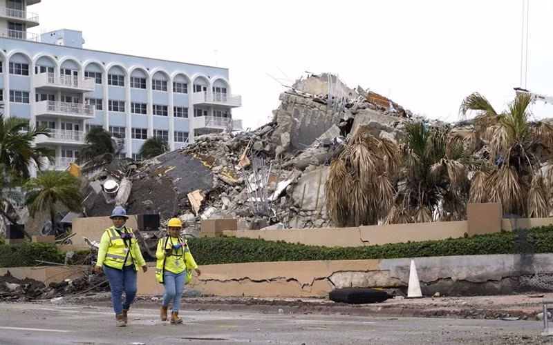 Lực lượng tìm kiếm và cứu nạn làm việc liên tục hai tuần tại hiện trường. (Ảnh: AP)