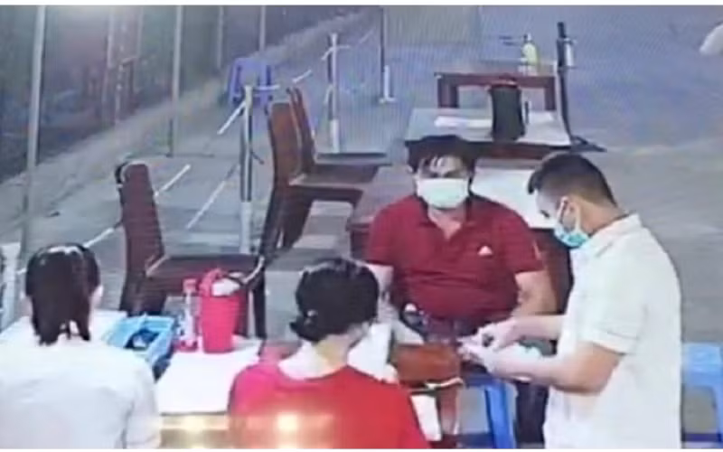 Tài xế N.V.M. (người ngồi) liên quan đến vụ án. (Công an Long Xuyên cung cấp)