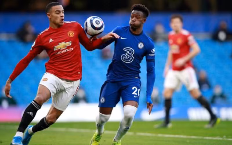 M. Greenwood (áo đỏ, Man United) tranh bóng với Hudson-Odoi của Chelsea.