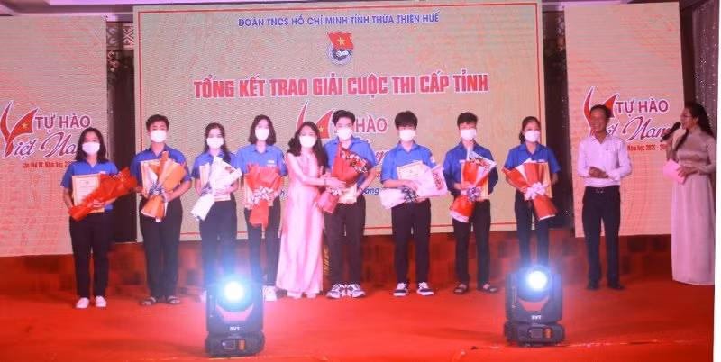 “Ngày hội đoàn viên” và tuyên dương Chi đoàn mạnh 2022 -0