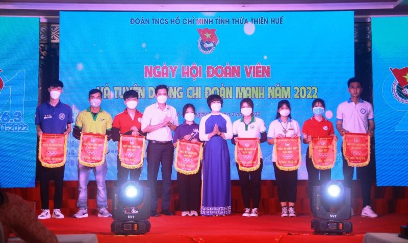 Trao cờ lưu niệm cho các câu lạc bộ/đội/nhóm tham gia “Ngày hội đoàn viên”. “Ngày hội đoàn viên” và tuyên dương Chi đoàn mạnh 2022 -0