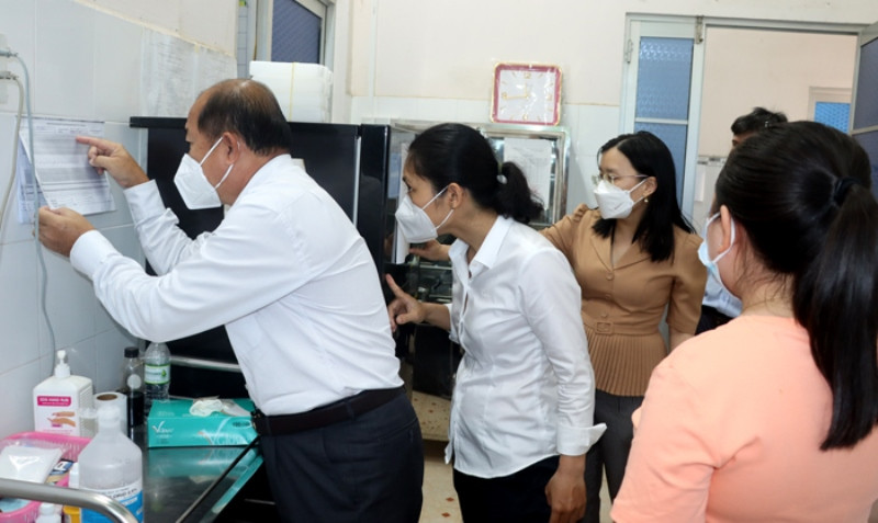 Phó Chủ tịch UBND tỉnh Đồng Tháp Đoàn Tấn Bửu kiểm tra công tác tiêm vaccine tại Trạm Y tế Thường Thới Tiền, huyện Hồng Ngự. Số ca nặng và rất nặng ở Đồng Tháp tăng trở lại -0