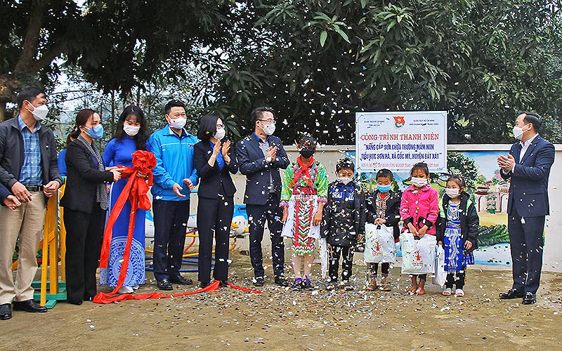 Quang cảnh Lễ bàn giao công trình thanh niên “Nâng cấp, sửa chữa Trường Mầm non, Tiểu học Sơn Hà” tại xã Cốc Mỳ (huyện Bát Xát, tỉnh Lào Cai) trong khuôn khổ chương trình “Xuân biên giới-Tết hải đảo”. 