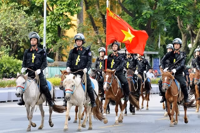 Lực lượng Cảnh sát cơ động Kỵ binh, thuộc Bộ Tư lệnh Cảnh sát cơ động diễu hành, ra mắt các đồng chí lãnh đạo Đảng, Nhà nước, các đại biểu Quốc hội tham dự Kỳ họp thứ 9, Quốc hội khóa XIV.