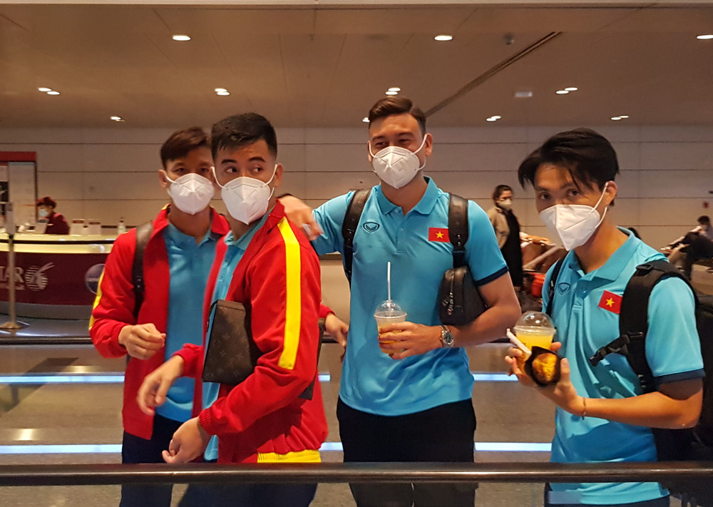 Đặng Văn Lâm tái ngộ các đồng đội tại sân bay Doha. (Ảnh: VFF)