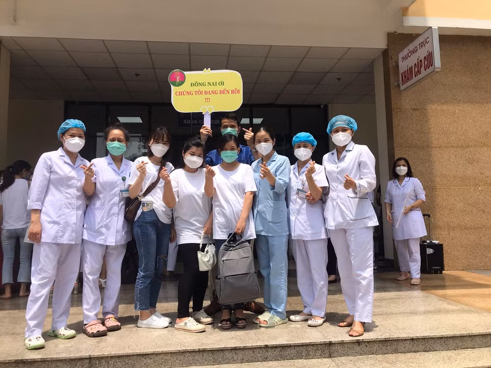 Nhiều cán bộ y tế tiếp tục hỗ trợ các địa phương miền nam chống dịch -0