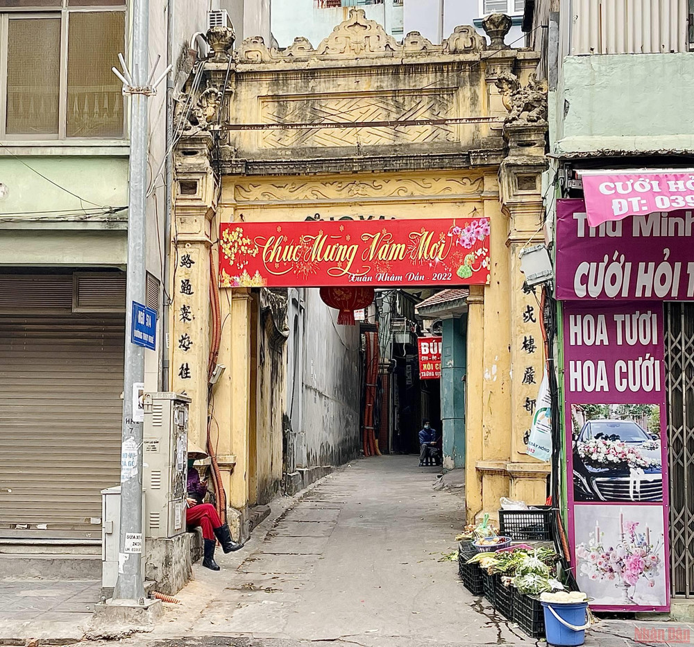 Trải qua những thăng trầm lịch sử, cổng đã có dấu tích tàn phai của thời gian. 9conglang_ThuyKHue-1646065179522.jpeg