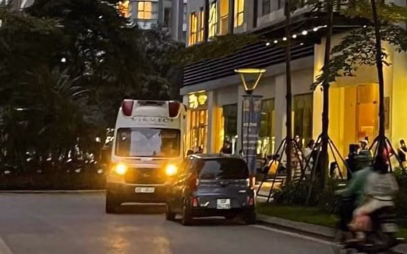 Lực lượng chức năng điều tra hiện trường nơi xảy ra sự việc. 