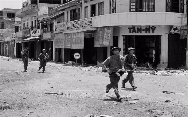 Quân giải phóng tiến vào giải phóng thị xã Quảng Trị. Ảnh: Tư liệu TTXVN