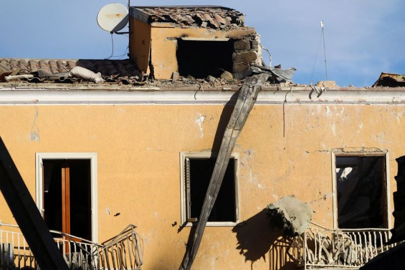 Mặt tiền tòa nhà bị hư hại sau vụ nổ. (Ảnh: Reuters) Sập nhà do nổ khí đốt ở Italia, ít nhất 3 người thiệt mạng -0