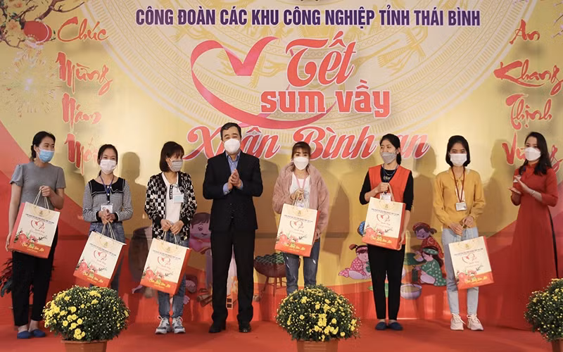Bí thư Tỉnh ủy Thái Bình Ngô Đông Hải trao quà Tết cho công nhân lao động Công ty Trách nhiệm hữu hạn TAV.