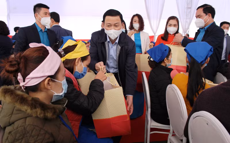 Chủ tịch Tỉnh Thanh Hóa trao quà Tết cho người lao động.