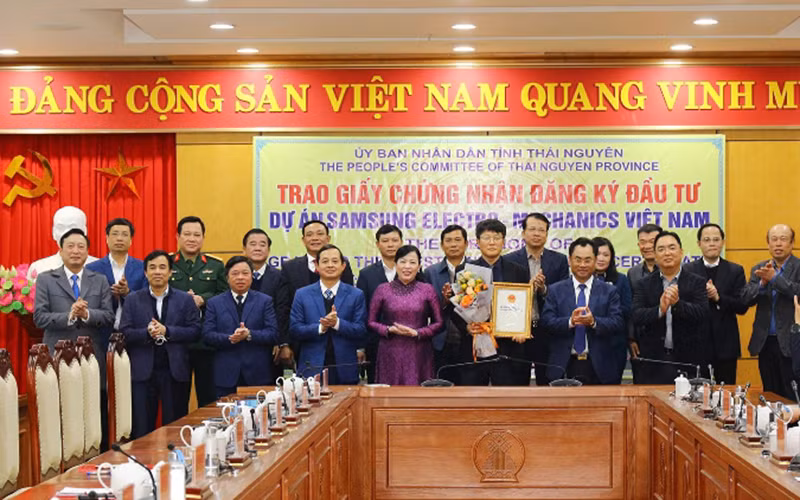 Lãnh đạo tỉnh Thái Nguyên trao Giấy chứng nhận đầu tư thêm 920 triệu USD cho lãnh đạo Công ty TNHH Samsung Electro-Mechanics Việt Nam.