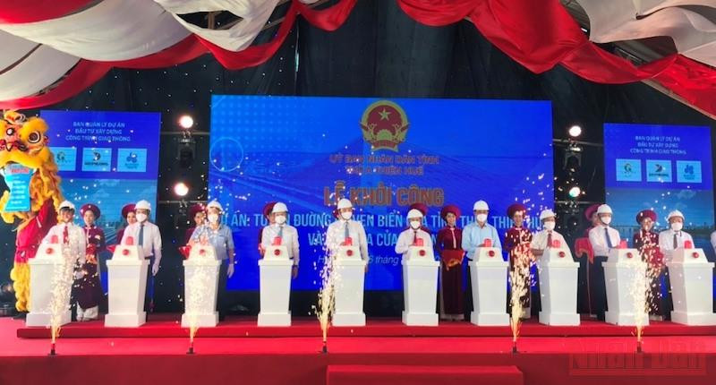 Lãnh các bộ, ngành Trung ương và tỉnh Thừa Thiên Huế tiến hành nghi thức khởi công dự án. Khởi công Dự án tuyến đường bộ ven biển qua Thừa Thiên Huế và cầu qua cửa biển Thuận An -0